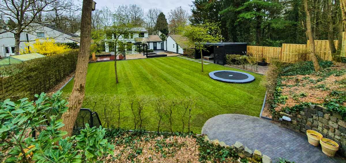 Moderne tuinaanleg met vijver in Vught