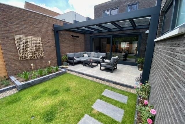 tuinaanleg met aluminium overkapping in Geffen