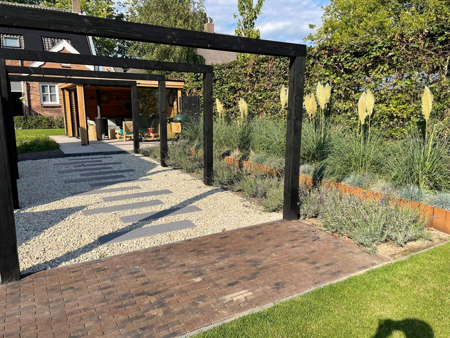 Kosten verspreiden? laat uw tuin dan door ons gefaseerd aanleggen! Van Hout Tuinprojecten denkt graag in oplossingen.