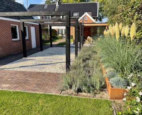 zwarte pergola in multifunctioneel inzetbaar -Van Hout Tuinprojecten