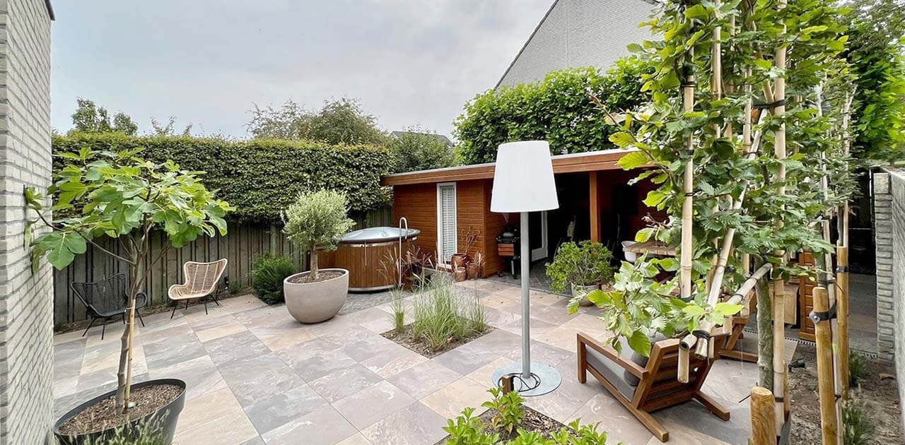 Wel genieten maar weinig tijd aan tuinonderhoud besteden? Vraag Van Hout tuinprojecten op meer informatie!