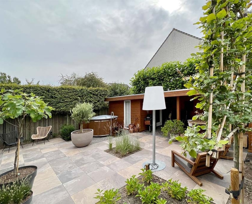 Mediteraanse sferen in deze moderne tuin in Rosmalen, ontworpen en aangelegd door Van Hou Tuinprojecten.