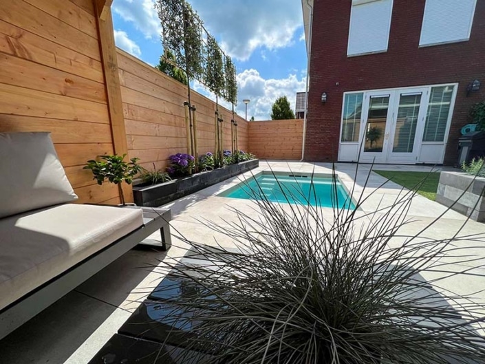 Zwembad in de tuin - tuinaanleg bij Rosmalen door Van Hout Tuinprojecten