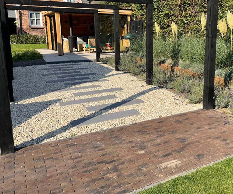 Van Hout Tuinprojecten helpt u als specialistisch hovenier met alle typen bestrating