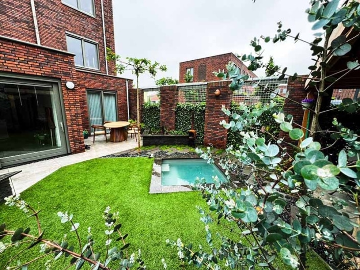 Van Hout Tuinprojecten realiseert compacte tuin met plunge pool en eetbare beplanting in Den Bosch