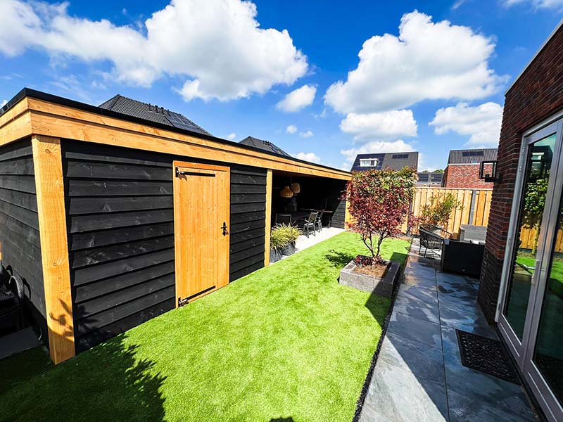 Van Hout Tuinprojecten heeft deze nieuwbouwtuin met overkapping aangelegd in Velddriel