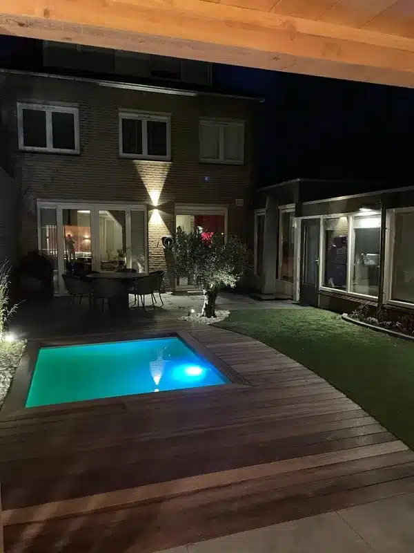 paddoek houten vlonder met plunge pool in moderne tuinaanleg rosmalen
