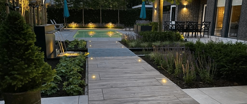keramischetegels, beplanting, adezz, spiegelvijver, verlichting Sfeervolle tuin met keramische tegels, beplanting, spiegelvijver en verlichting
