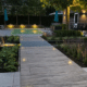 Sfeervolle tuin met keramische tegels, beplanting, spiegelvijver en verlichting