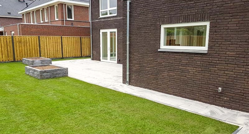 kindvriendelijke-tuin-nieuwbouwtuin-vlijmen onderhoudsvriendelijke geo-ceramica tegels in nieuwbouwtuin Vlijmen