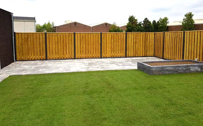 schutting van hout en betonnen tussenpalen in nieuwbouwtuin in Vlijmen.