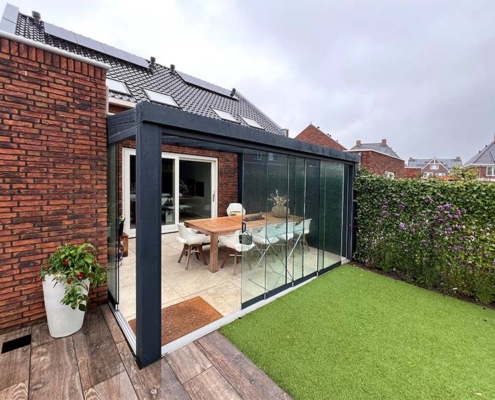 Veranda van aluminium met glazen wanden in nieuwbouwtuin in Boxtel