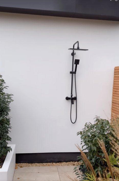 Een heerlijke buitendouche als element in je welness tuin