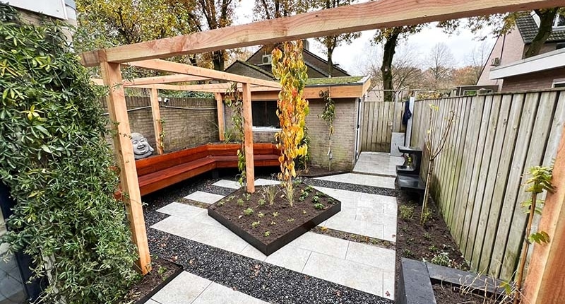 tuinrenovatie cortenstaal bestrating cortenstalen border bestrating tegels grind