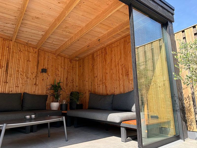 houten overkapping loungetuin met overkapping