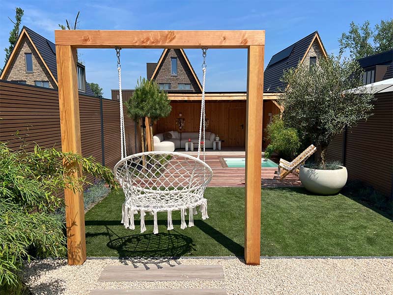 Zuidelijke sfeer in tuinontwerp rosmalen mediterrane tuin met hangstoel aangelegd door Van Hout Tuinprojecten Rosmalen