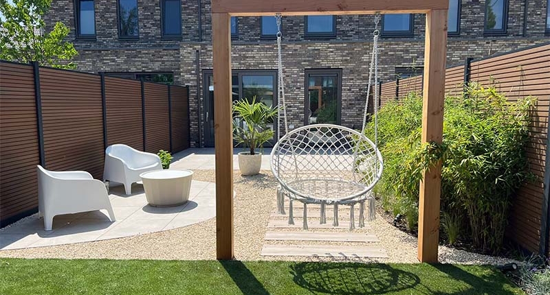 tuin-hangstoel-schommel-ibiza schommel bij nieuwbouw tuin