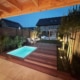 tuin met sfeerverlichting en zwembad