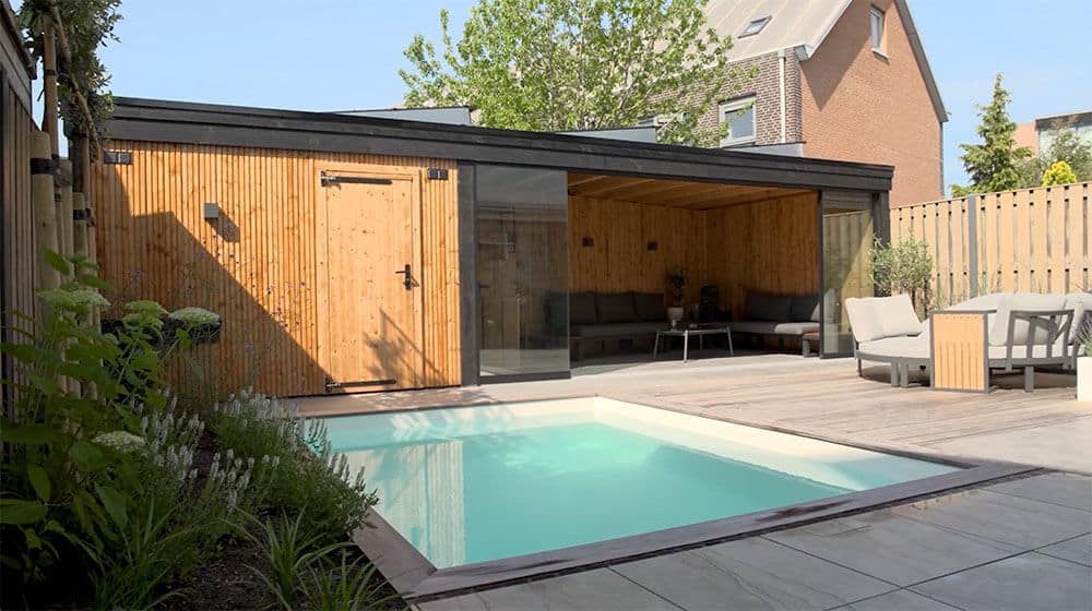 hout en tegels in tuin renovatie