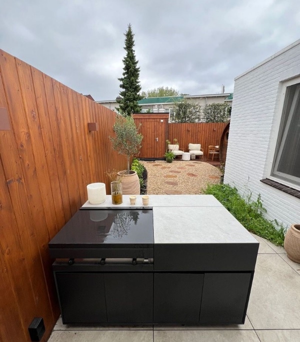 buitenkeuken-comfort-stadstuin-den-bosch Moderne buitenkeuken met bar in een strak aangelegde stadstuin in Den Bosch