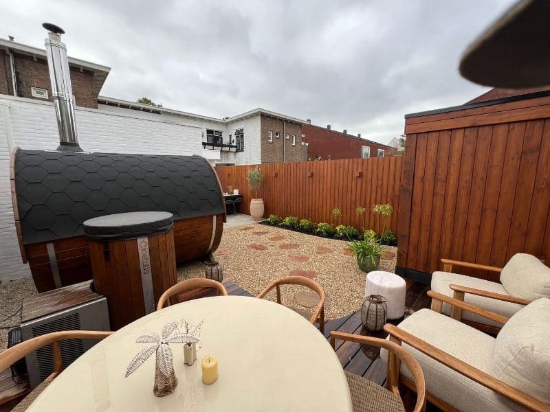 moderne-strakke-tuin-renovatie Strakke stadstuin met grindpad, stapstenen en moderne houten schutting