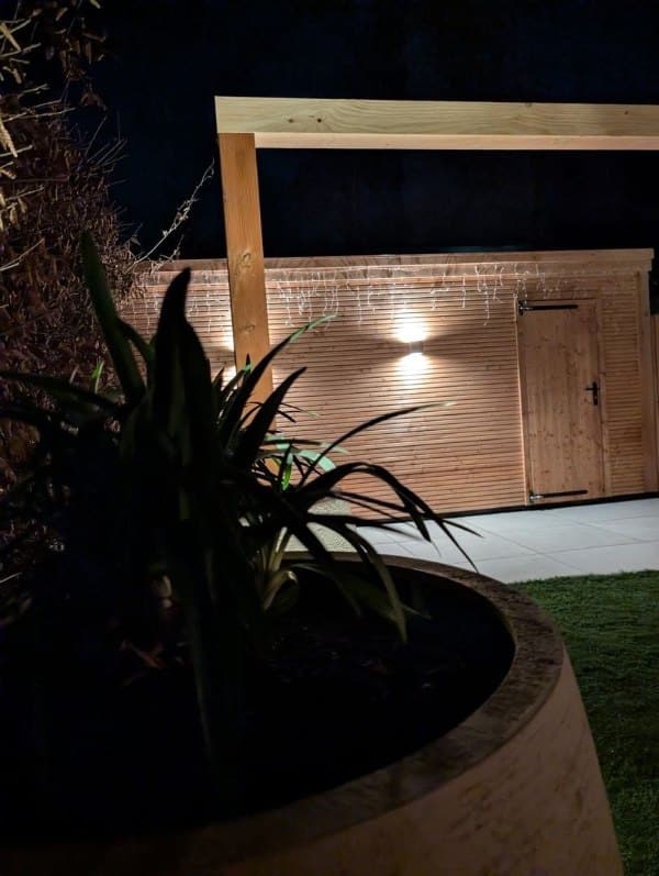 grote-pot-beplanting-allergievriendelijke-tuin Wandlampjes sfeerverlichting tuinrenovatie Rosmalen