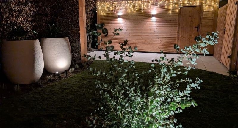 sfeerverlichting-tuin-rosmalen-terras Sfeervolle verlichting tegen houten schuur gezinsvriendelijke tuin