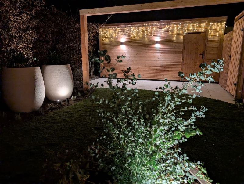 sfeerverlichting-tuin-rosmalen-terras Sfeervolle verlichting tegen houten schuur gezinsvriendelijke tuin