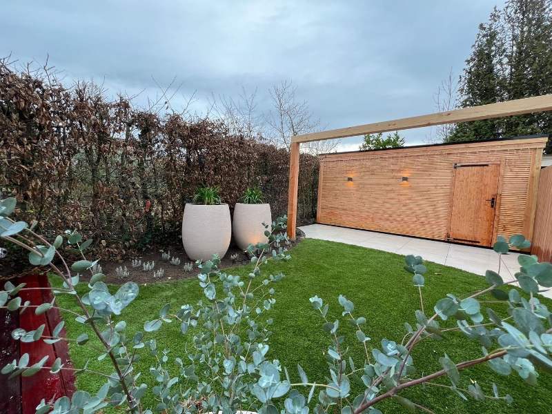 slimme-beplanting-kunstgras-tuinrenovatie-rosmalen Tuinrenovatie met kunstgras voor allergievriendelijke tuin