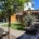 Complete tuinrenovatie door Van Hout Tuinprojecten met kunstgras, bestrating en pergola