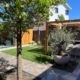 Complete tuinrenovatie door Van Hout Tuinprojecten met kunstgras, bestrating en pergola