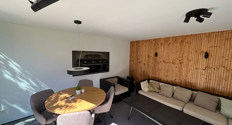 luxe-overkapping-buitenkamer-rosmalen Luxe overkapping als buitenkamer in Rosmalen met loungebank, eettafel en infrarood terrasverwarming