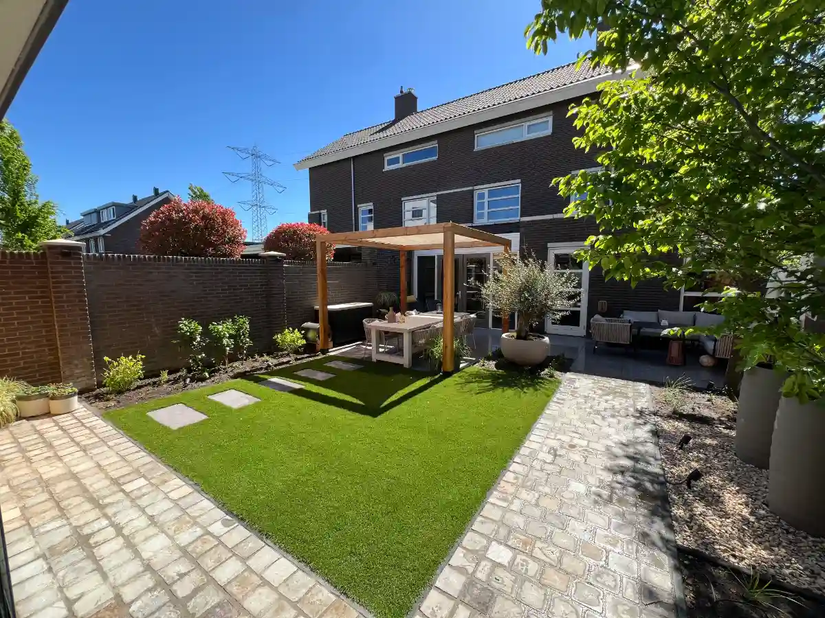 onderhoudsvriendelijke-tuin-bestrating-kunstgras Onderhoudsvriendelijke tuin met kunstgras, natuurstenen bestrating en houten pergola