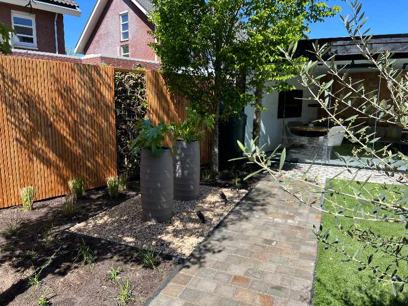 onderhoudsvriendelijke-tuin-rosmalen-groote-wielen Onderhoudsvriendelijke tuin in Groote Wielen Rosmalen met bestrating, beplanting en privacyschutting