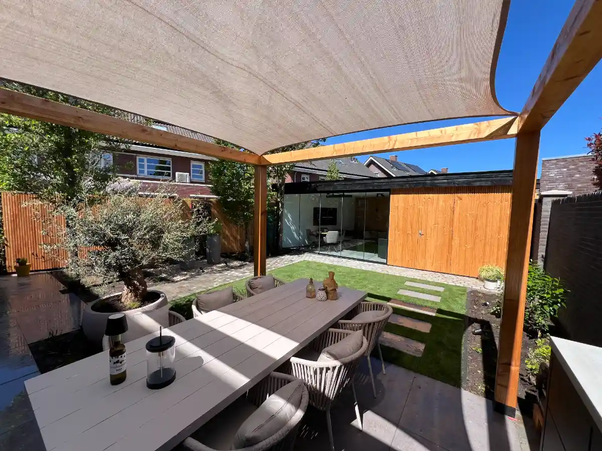 zitplek-luxe-onderhoudsvriendelijke-tuin Luxe zitplek in een onderhoudsvriendelijke tuin onder een pergola met verstelbaar schaduwdoek