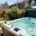 Jacuzzi omgeven door Portugese laurier haag voor privacy in mediterrane tuin