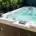 Van Hout Tuinprojecten kijkt mee of een hottub of jacuzzi geschikter is voor jouw tuin